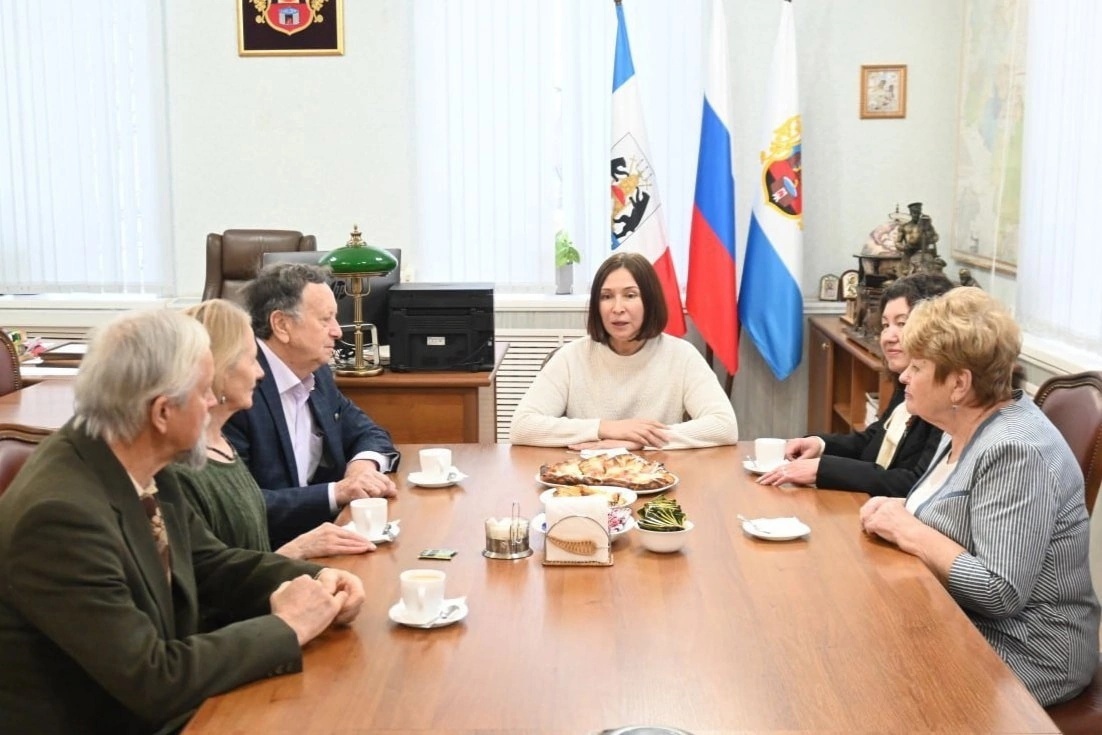 Сегодня глава района Елена Комарова вместе с главой города Ниной Бояковой встретились с Почетными гражданами Старой Руссы и Старорусского края за предновогодним чаепитием!.