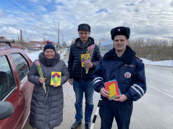 Старорусская Госавтоинспекция и лидеры автошкол провели традиционную акцию «Цветы для АвтоЛеди!».