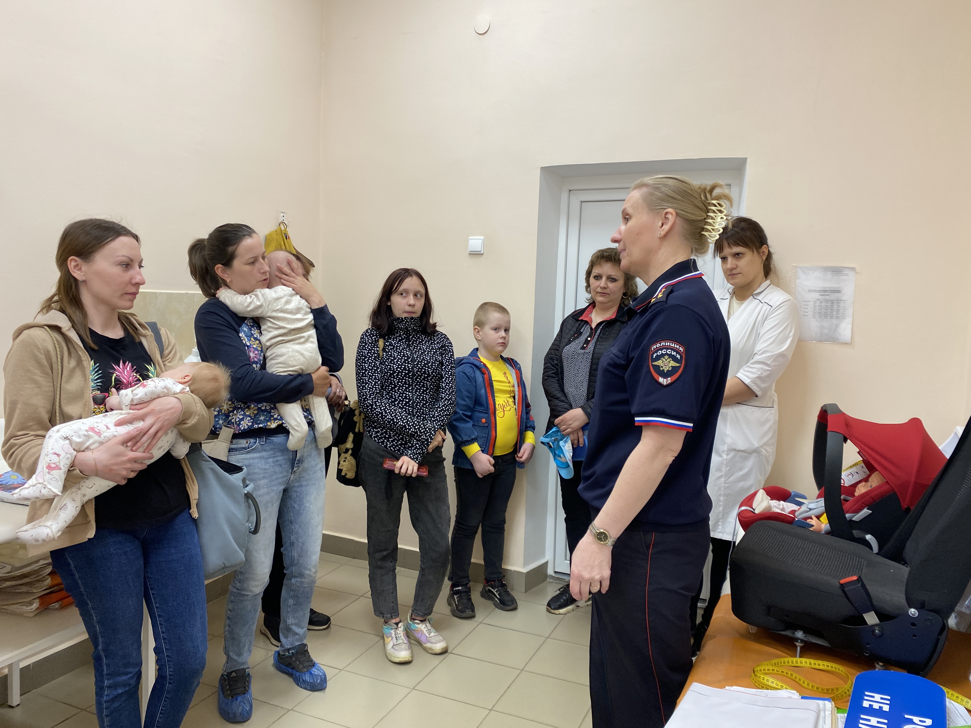 Тренинг по формированию навыков безопасного поведения на дороге прошли родители в детской поликлинике г.Старая Русса.