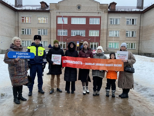 Акцию «Родители не нарушают» провели сотрудники Старорусской Госавтоинспекции вместе с «Родительским патрулем» и отрядом ЮИД.