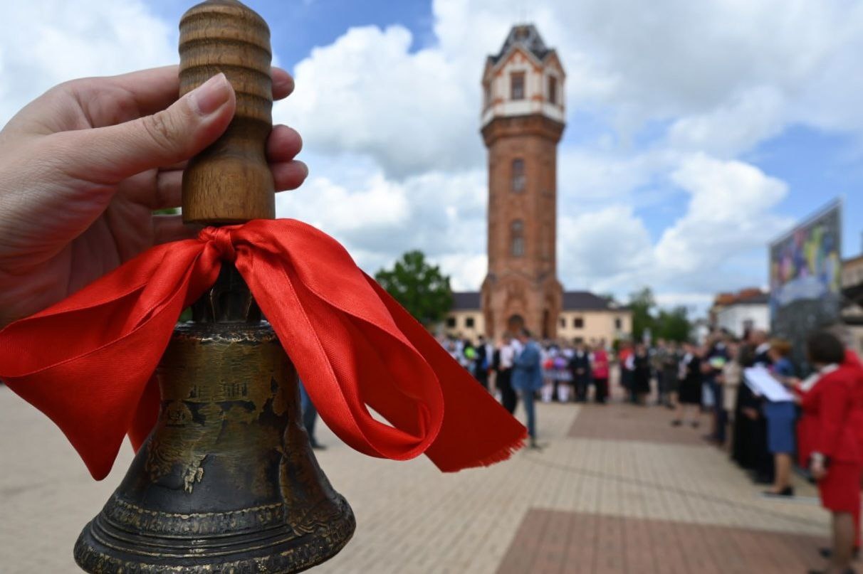 Сегодня, 22 мая на Соборной площади прозвенел Последний звонок для выпускников Старорусского района.