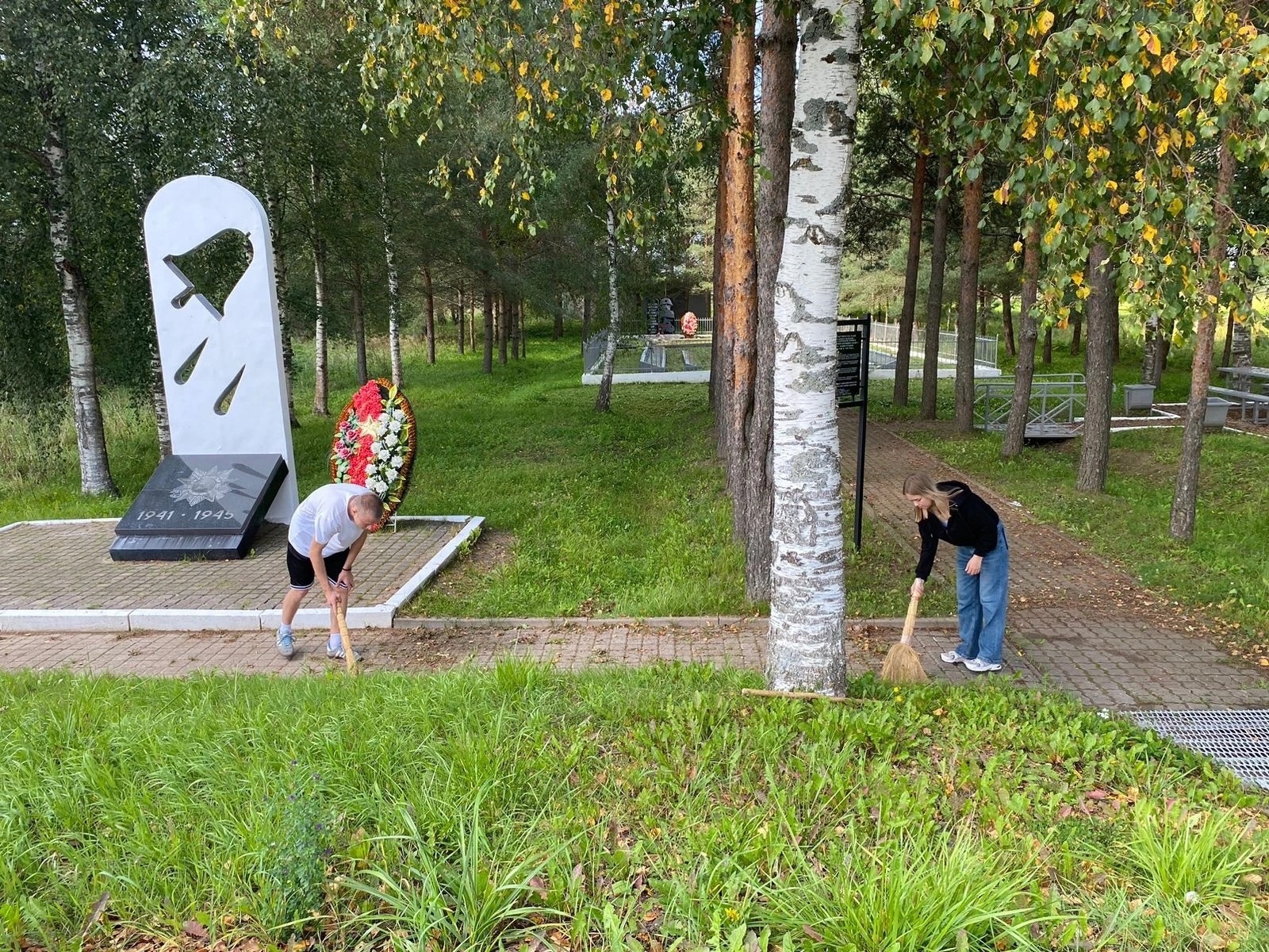 Молодёжь д. Ивановское провели уборку на территории братского захоронения в д. Утушкино..