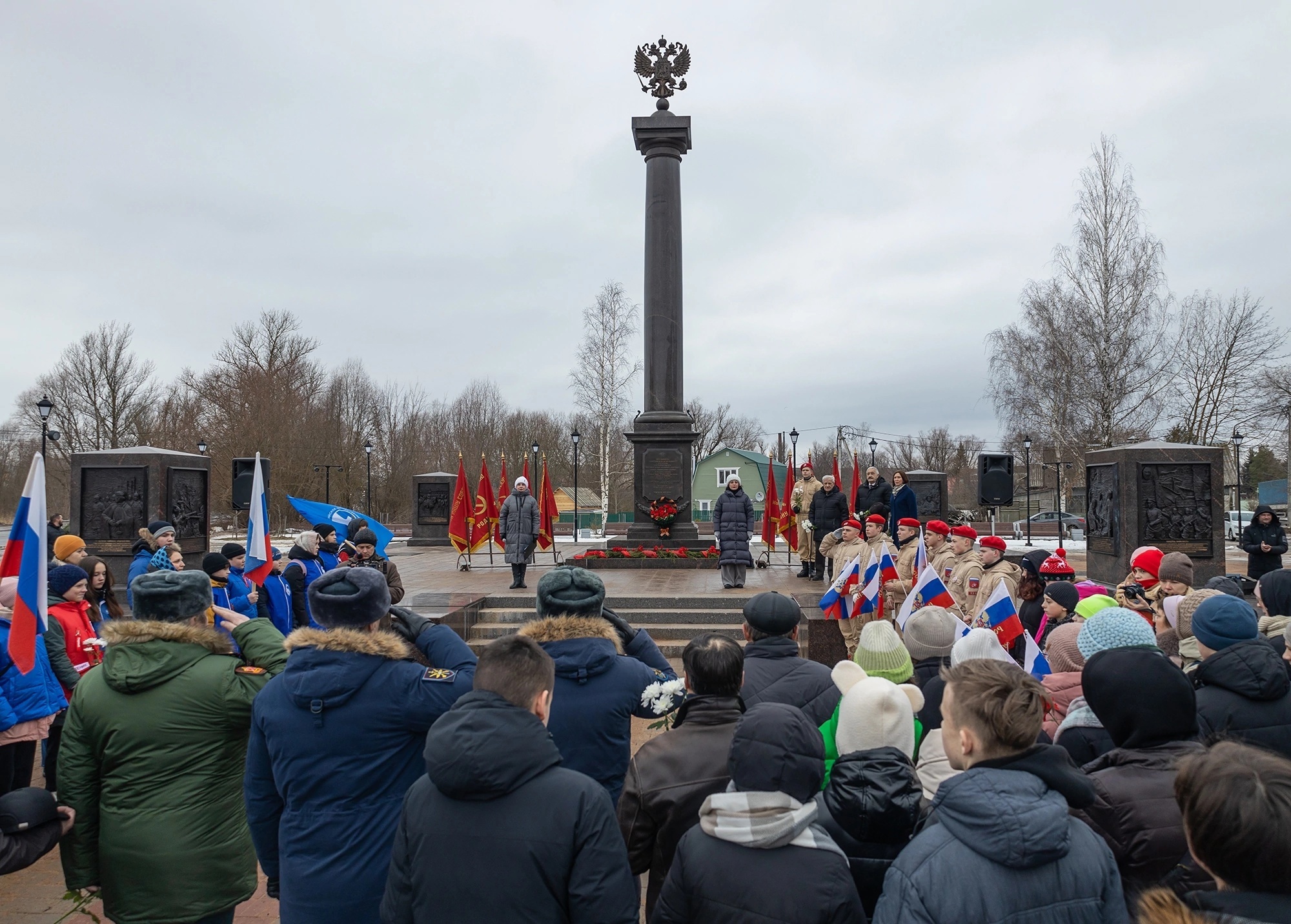 Торжественным митингом у памятной стелы &quot;Город воинской славы&quot; началось празднование Дня защитника Отечества в Старой Руссе..