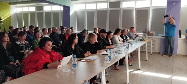 В стенах Многофункционального молодёжного центра состоялся незабываемый Поэтический вечер &quot;Дом писателя&quot;! Шесть финалистов из разных городов России сошлись в увлекательной битве за главный приз от владельца курортного отеля &quot;Дом писателя&quot;, Ильи Кузнецова..