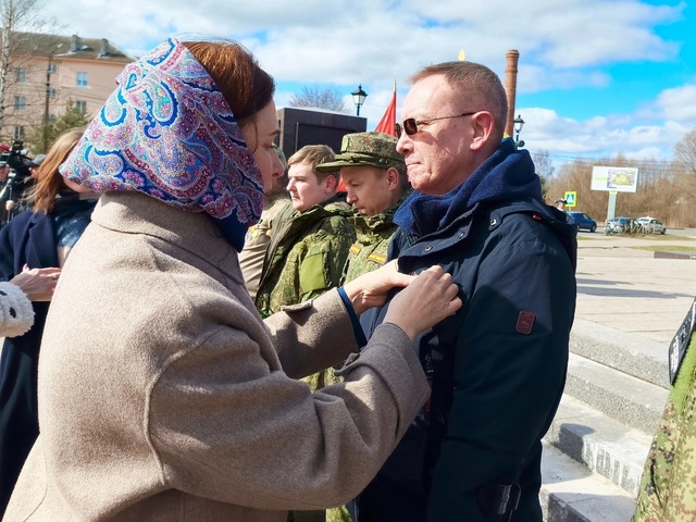 Сегодня на торжественном митинге Глава муниципального района Елена Комарова  вместе с Главой города Старая Русса  Ниной Бояковой  вручили памятные медали «Старая Русса – город воинской Славы» нашим ветеранам специальной военной операции:.