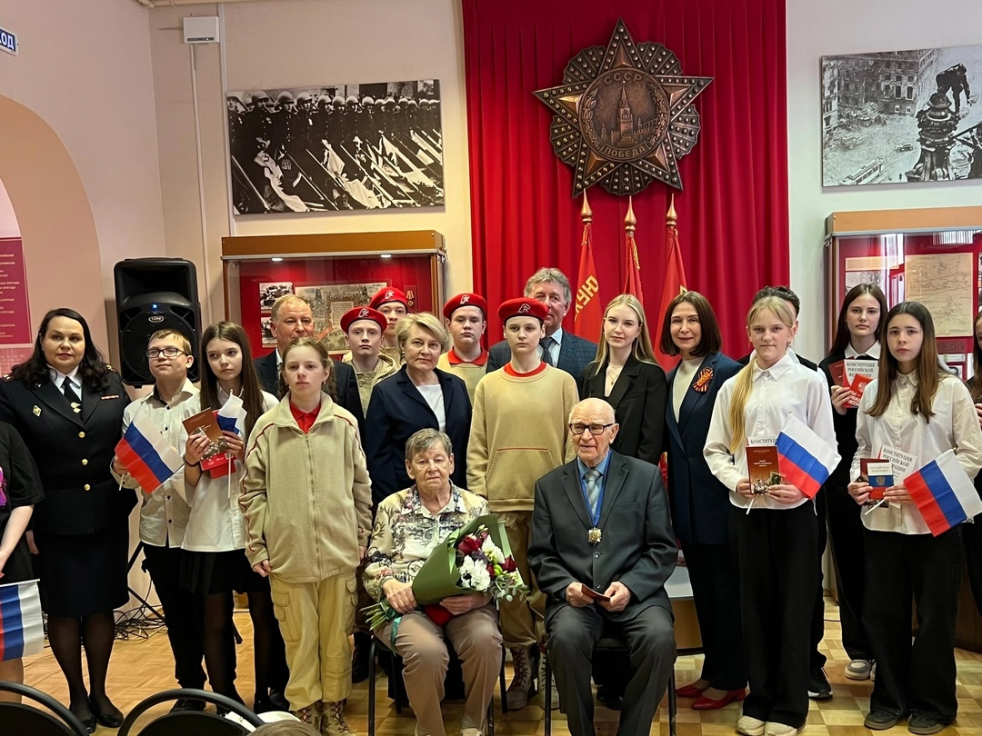 Юным гражданам Старорусского края, Города воинской славы Старая Русса сегодня вручен главный документ гражданина России - паспорт..