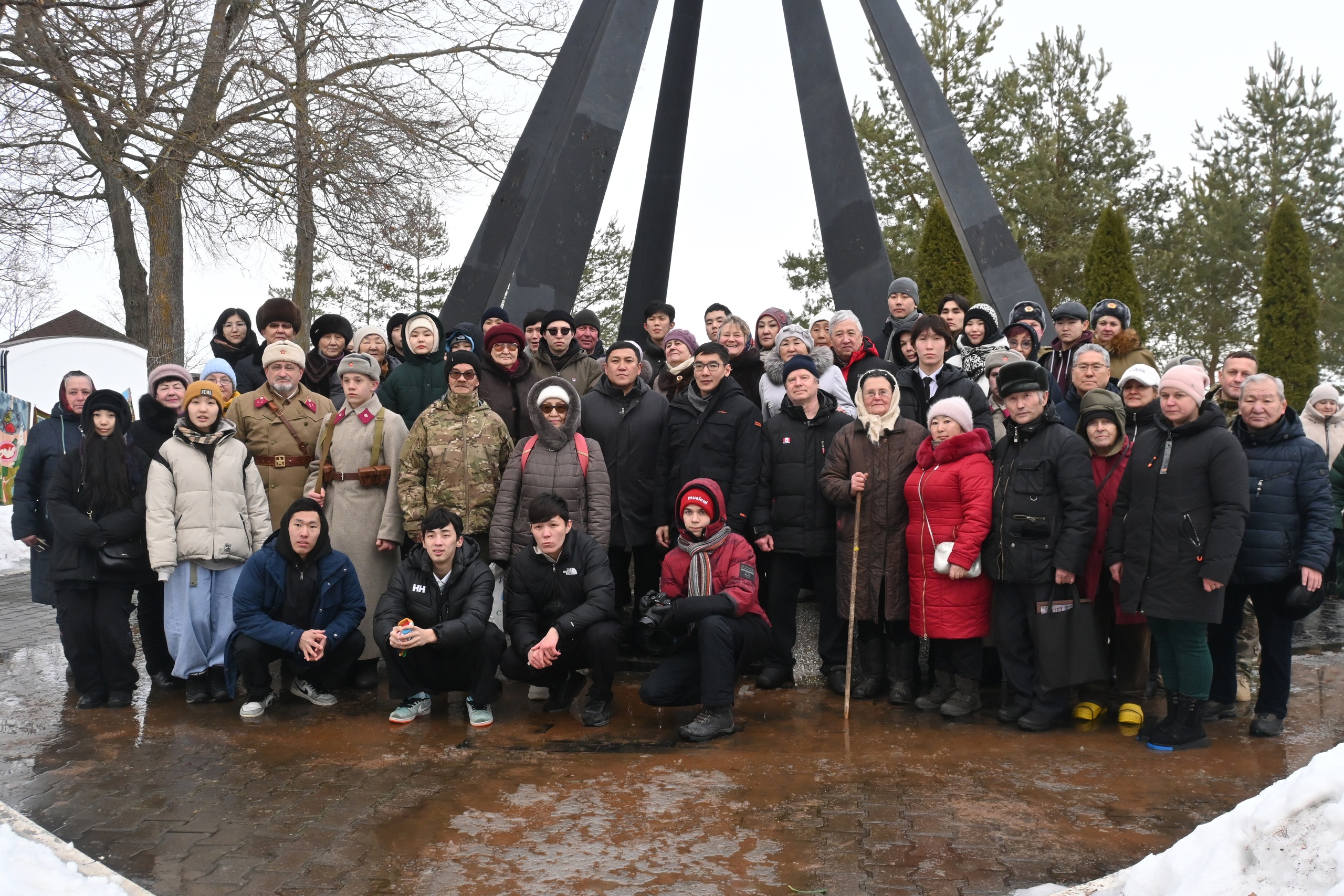 Ежегодно, в праздничные даты, поклониться своим героическим предкам, в Старорусский район приезжает делегация из Республики Саха (Якутия)..