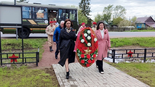 Цветы и венки к монументам Города воинской славы Старая Русса и на братские могилы возлагали сегодня старорусцы и гости города..