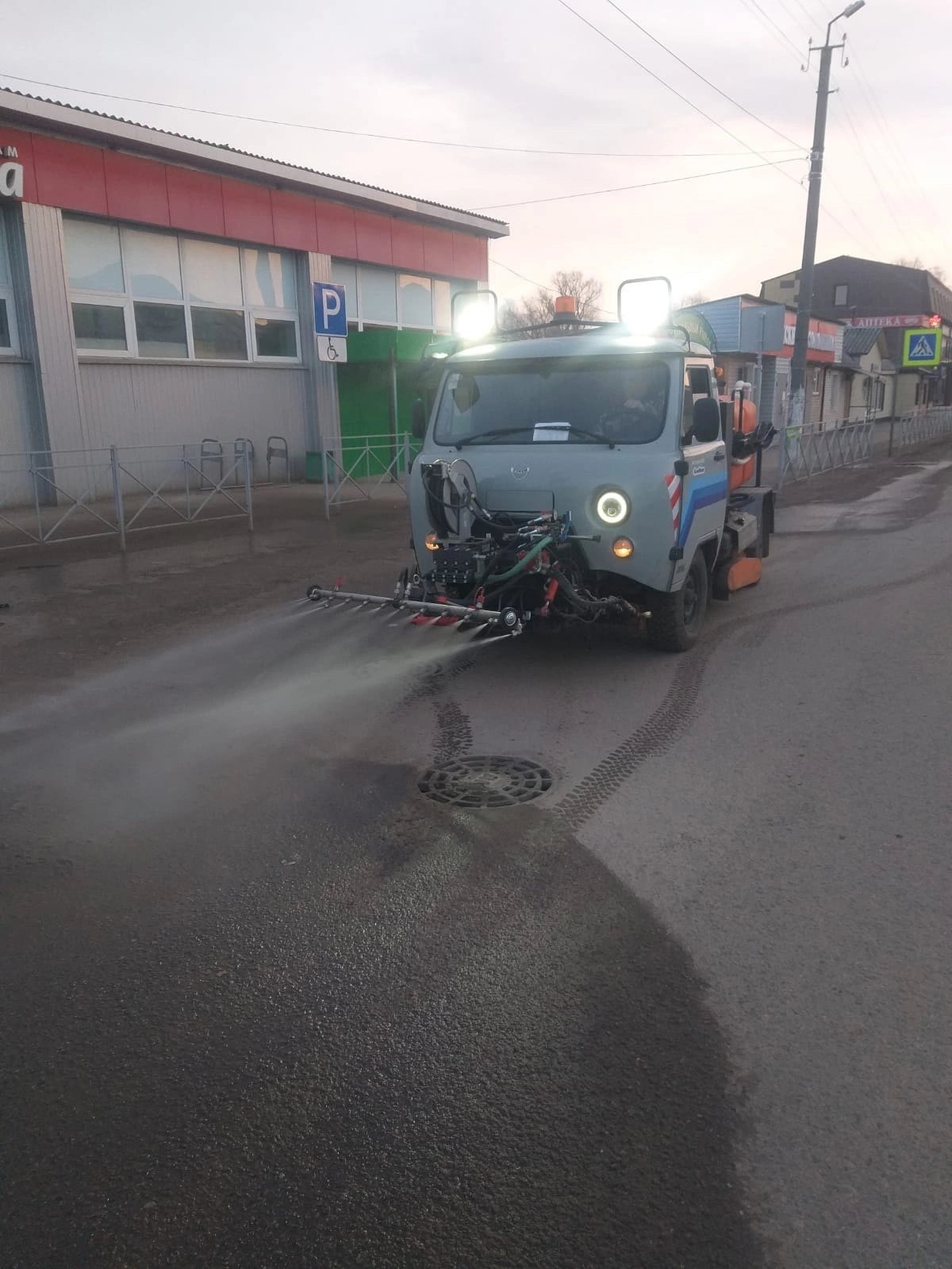 Оживлённо и многолюдно по выходным дням на Центральном рынке в Старой Руссе..