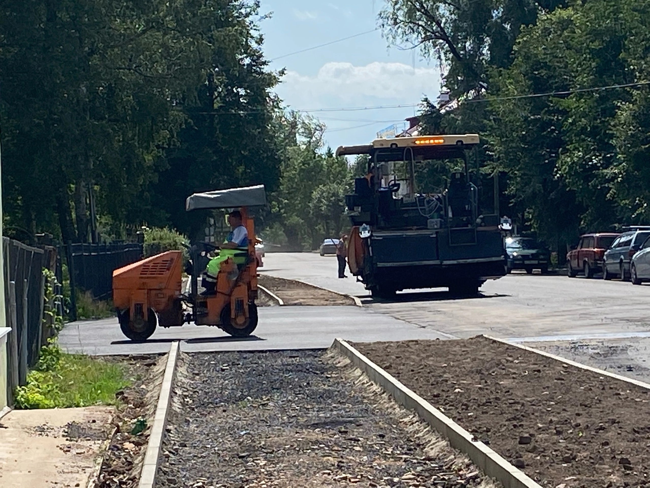 В городе Старая Русса продолжается ремонт дорог.