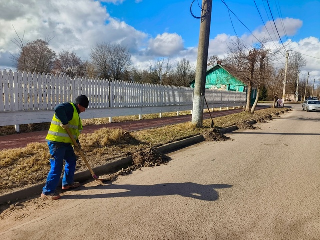 На дорогах города продолжается весенняя уборка смёта..