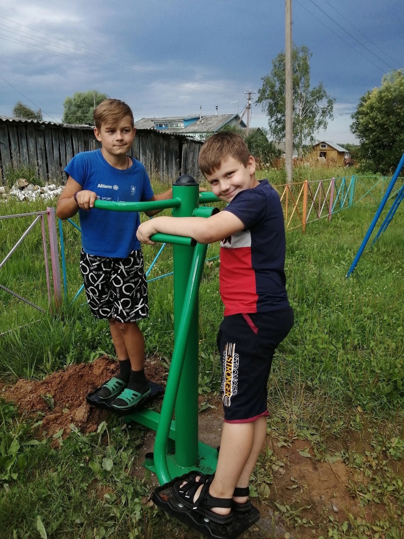 В рамках проекта &quot;Инициативный староста&quot; в д. Нагаткино Новосельского сельского поселения жители установили уличные тренажеры.