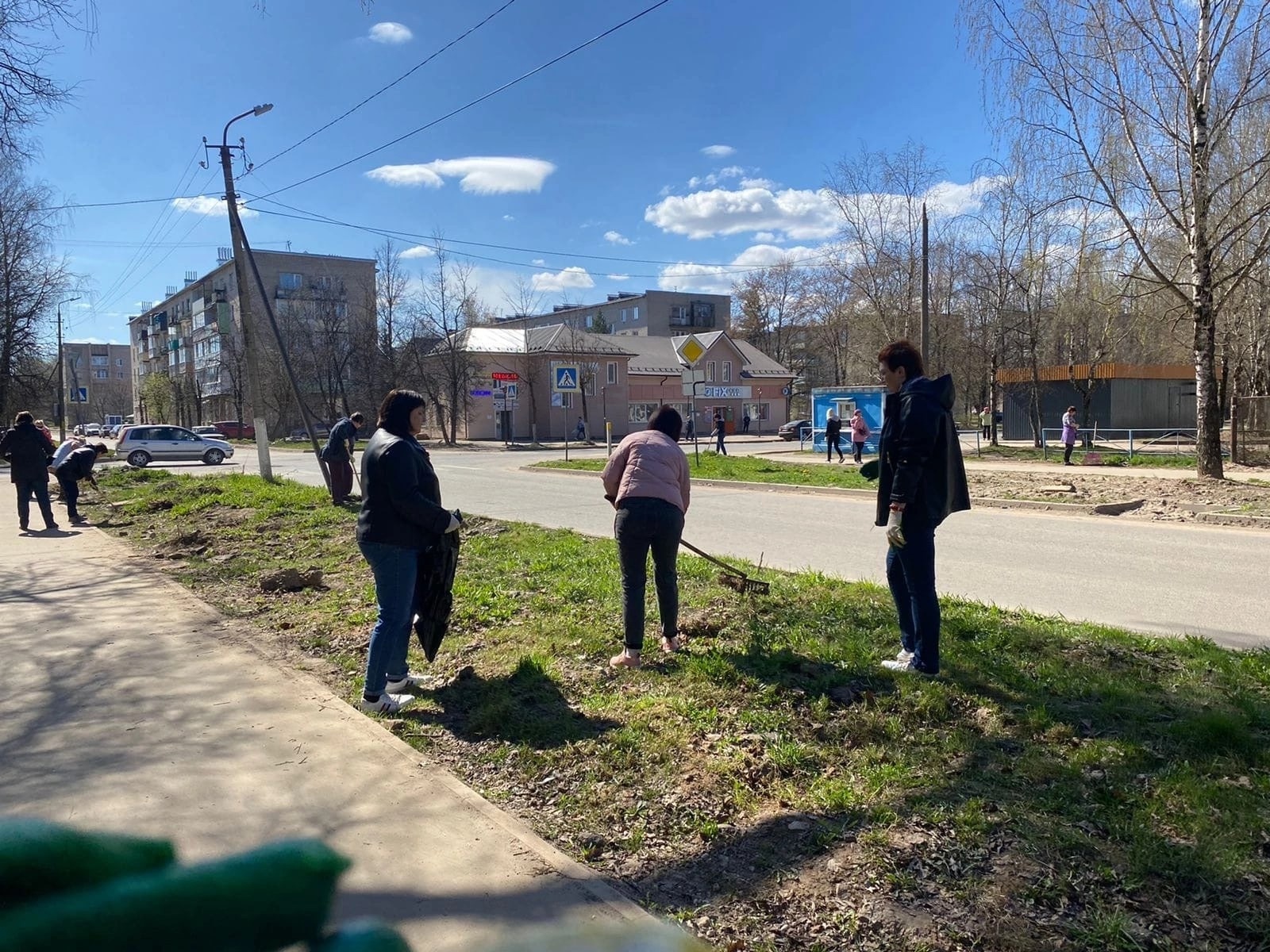 Сегодня  коллектив Фонда  пенсионного и социального страхования Новгородской области на территории Старорусского района активно принял участие в субботнике и убрал улицу Некрасова.