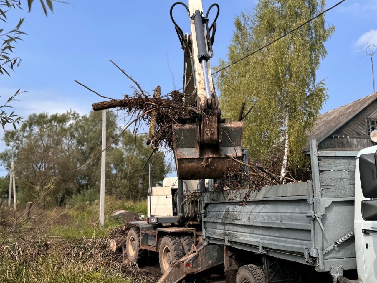 Сегодня ООО Старорусское «ЖКХ» приступило к выполнению работ по перекладке участка водовода диаметром 400 мм на промежутке от улицы Матросова до улицы Федора Кузьмина..