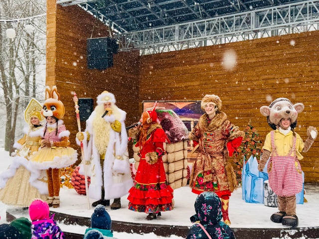 На сцене летнего кинотеатра наши сказочные герои сказочно и волшебно провели время с ребятишками..