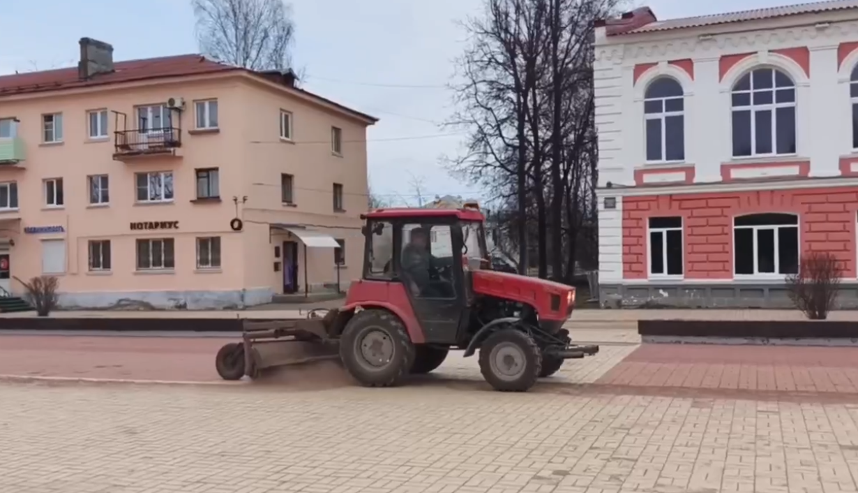 С завершением зимнего сезона начались работы по очистке города..