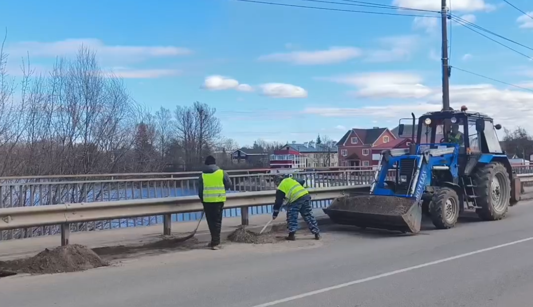 Продолжаем механизированную уборку улиц, мостовых сооружений, тротуаров..