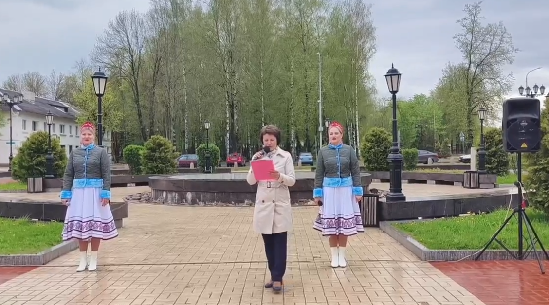 Сегодня, в Международный день семей, в Старой Руссе состоялось открытие нового сезона городского фонтана. Это событие собрало многих старорусцев, несмотря на дождь, демонстрируя сплоченность и активность..