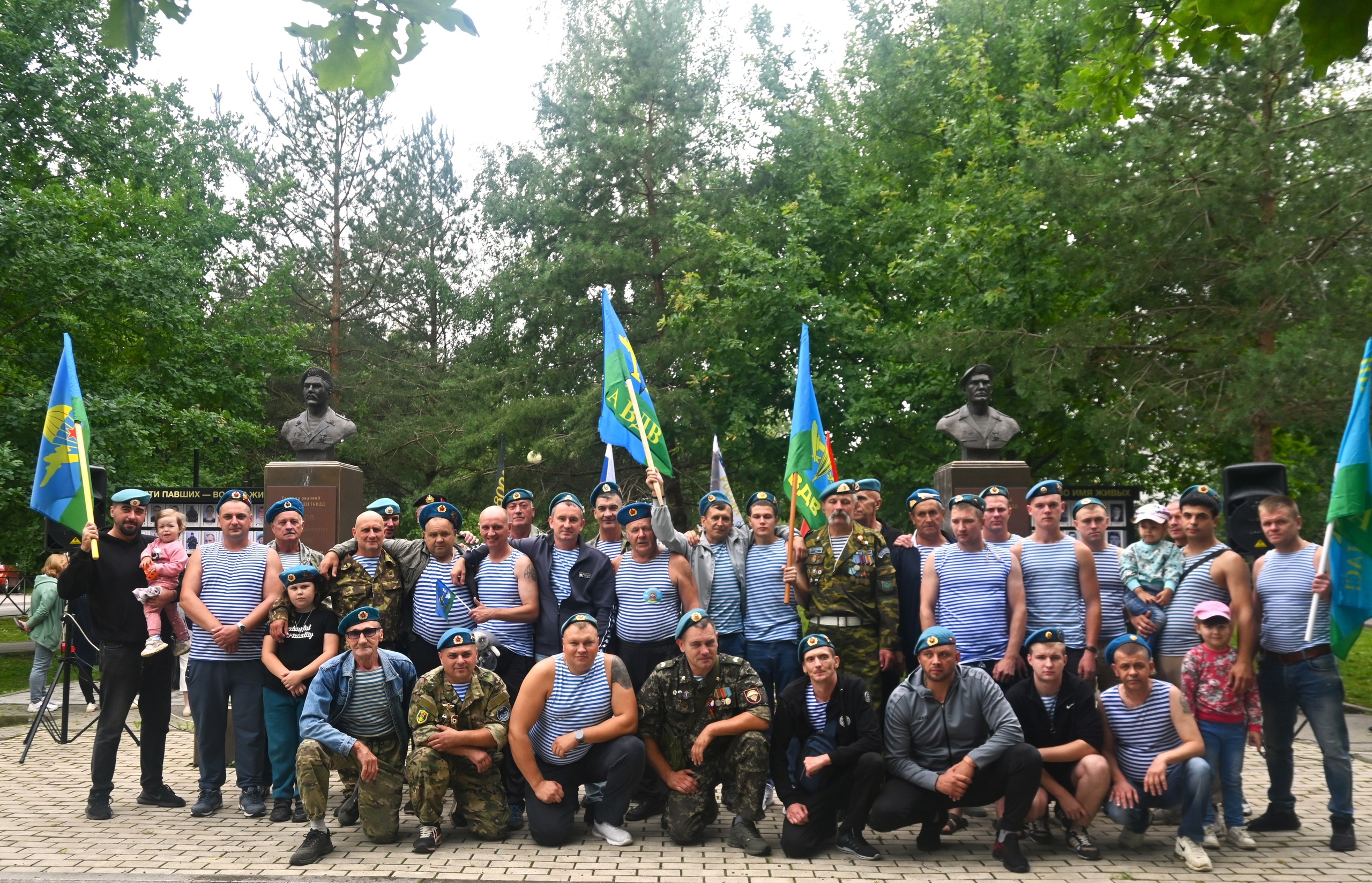 Памятный митинг, приуроченный Дню воздушно-десантных войск, прошел в сквере 55-летия Победы..