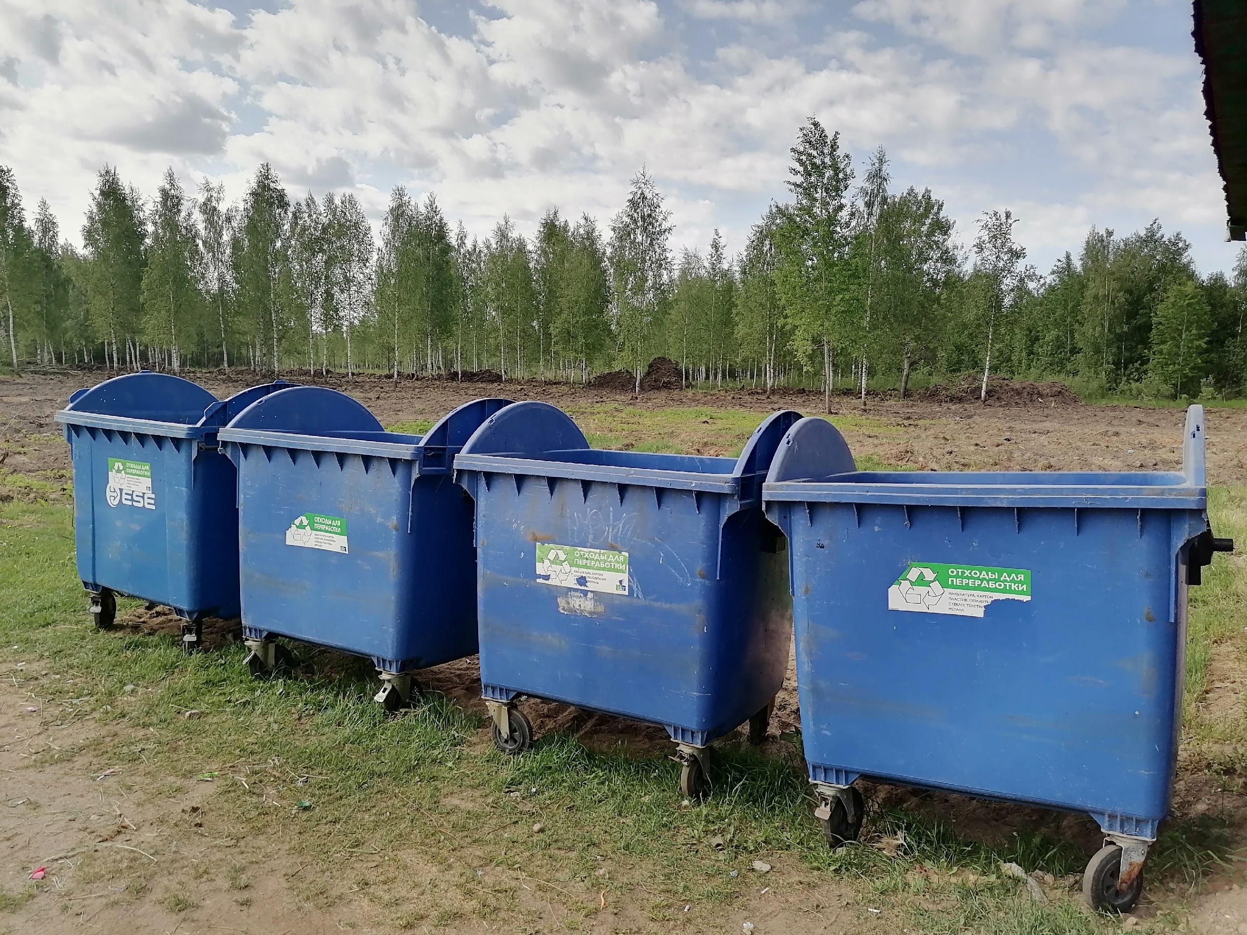 В канун православного праздника святой Троицы жители приходят на кладбище убрать могилы своих родных и близких.