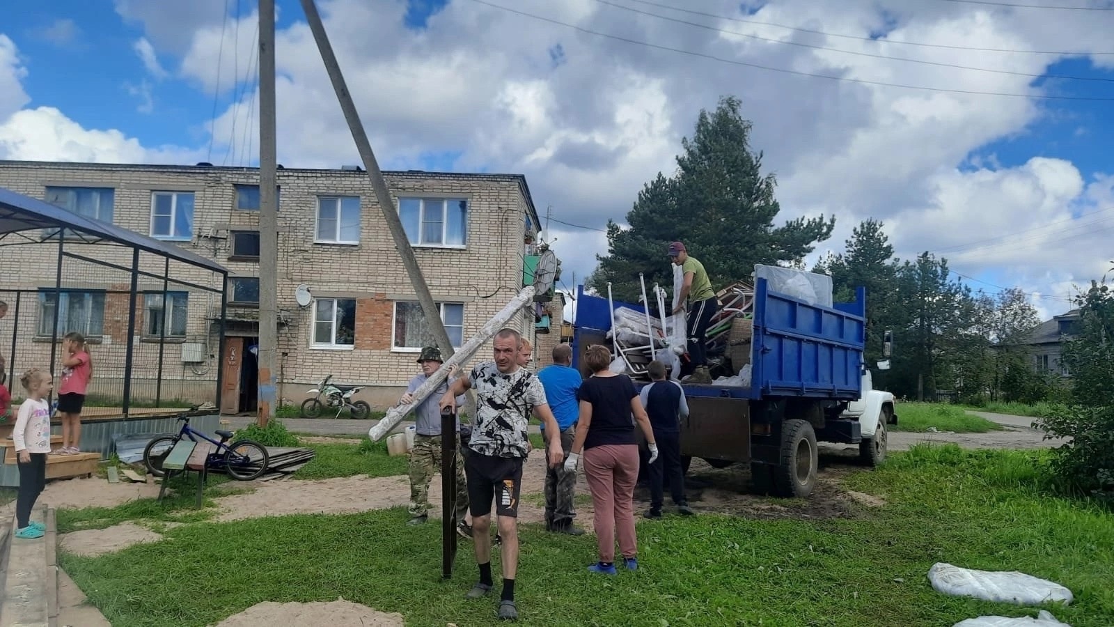 В воскресенье сильная половина ТОС&quot; Давыдово&quot; собралась на площадке устанавливать новые элементы..