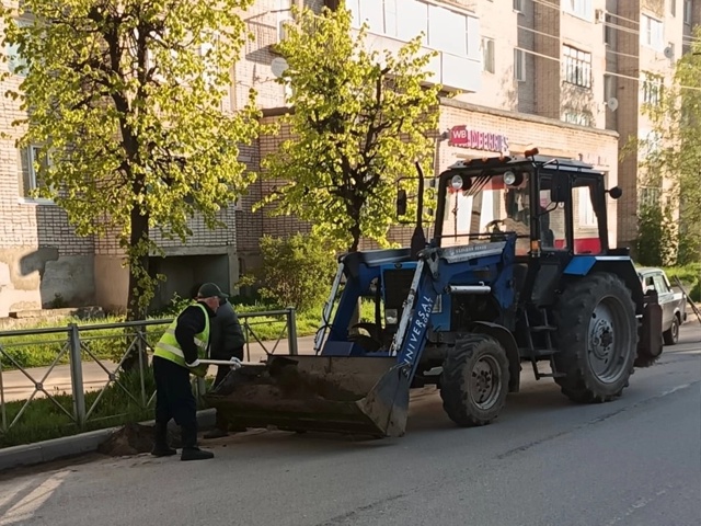 В Старой Руссе ежедневно продолжаются работы по уборке дорожного полотна и очистке ливневых колодцев..