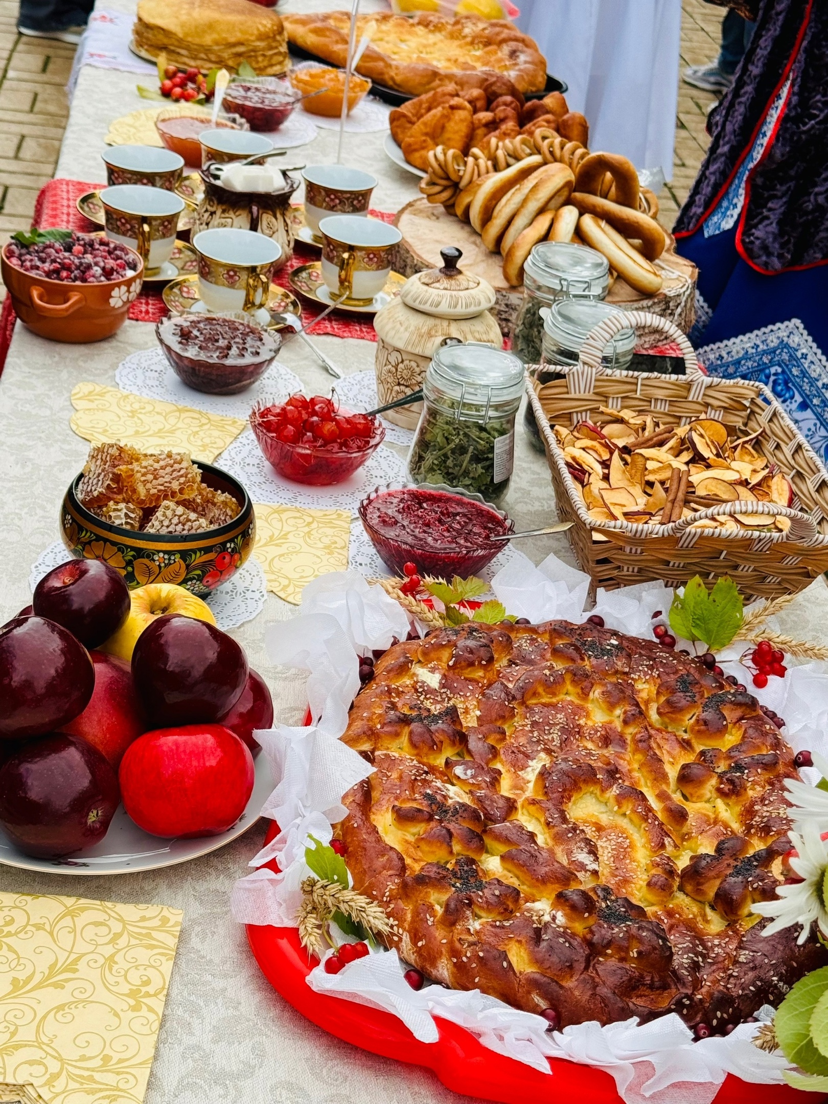 Разнообразные мастер-классы, ярмарка, горячий самовар с пирогами и многое другое ждут всех гостей и жителей города на Собороной площади..