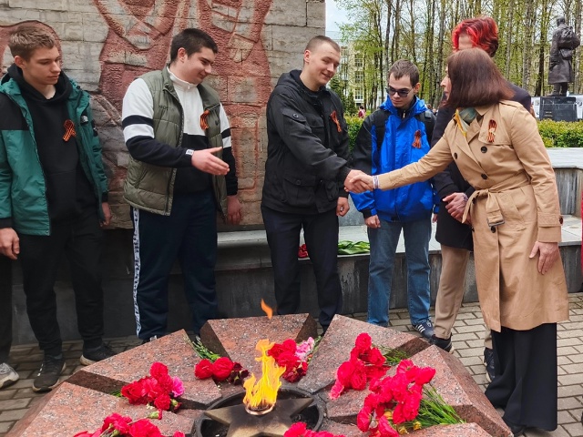 Традиционно наших будущих призывников сегодня приветствовали и напутствовали в парке Победы..