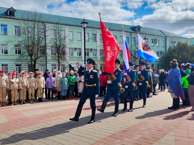 Торжественный митинг собрал старорусцев и гостей города воинской славы Старая Русса у памятной стелы «Город воинской славы»..