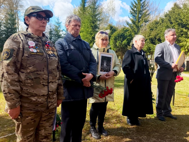 Памятник лётчику Яковлеву Владимиру Тимофеевичу торжественно открыли сегодня в Старой Руссе..