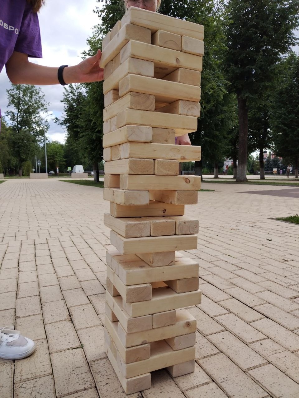 Прохладно, но Новгородское лето в разгаре. Сегодня на Соборной площади детям на прогулке было нескучно.