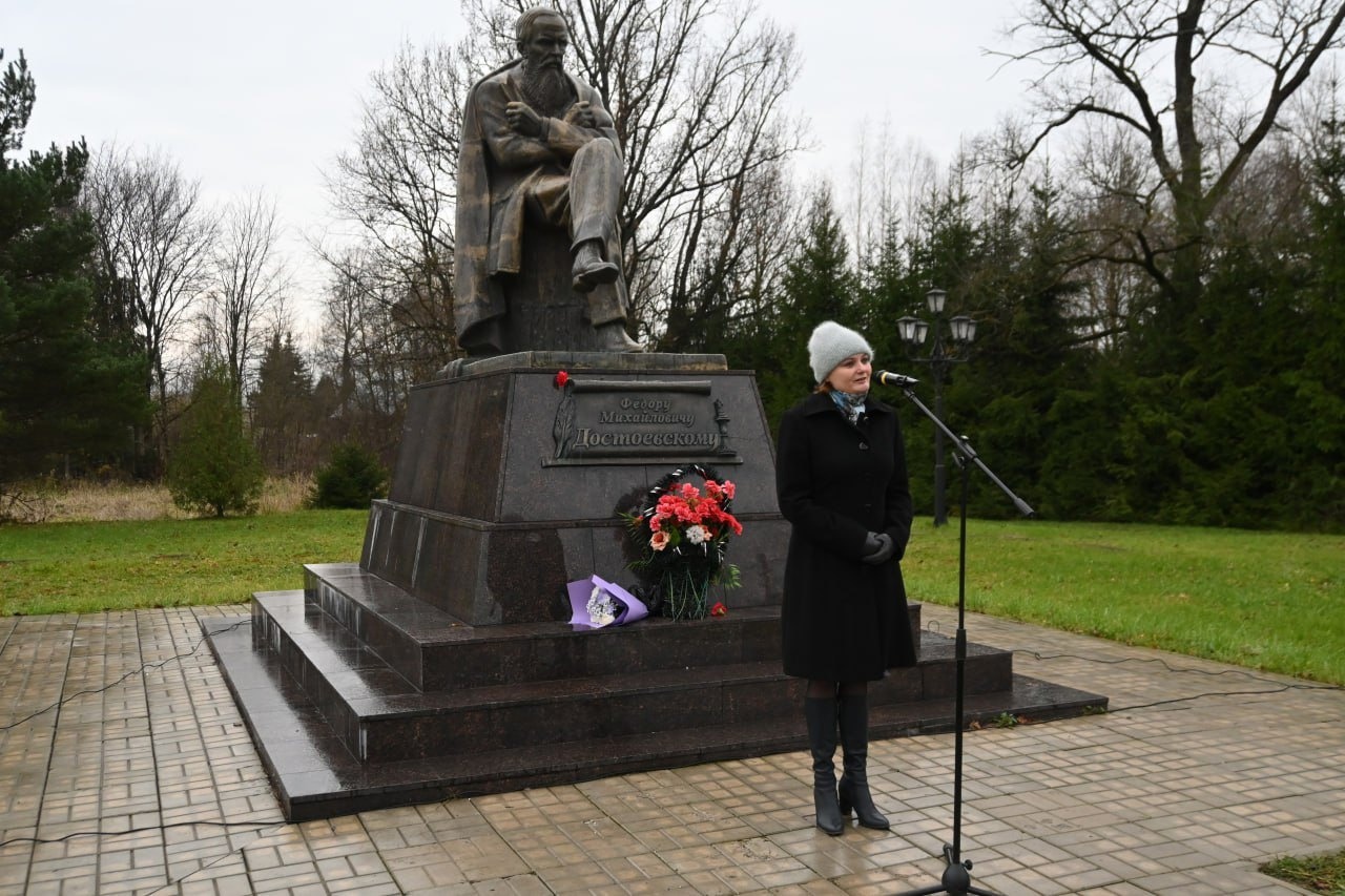 Торжественно, трогательно, радостно и грустно сегодня прошел митинг, посвящённый дню рождения великого русского писателя Ф. М. Достоевского.