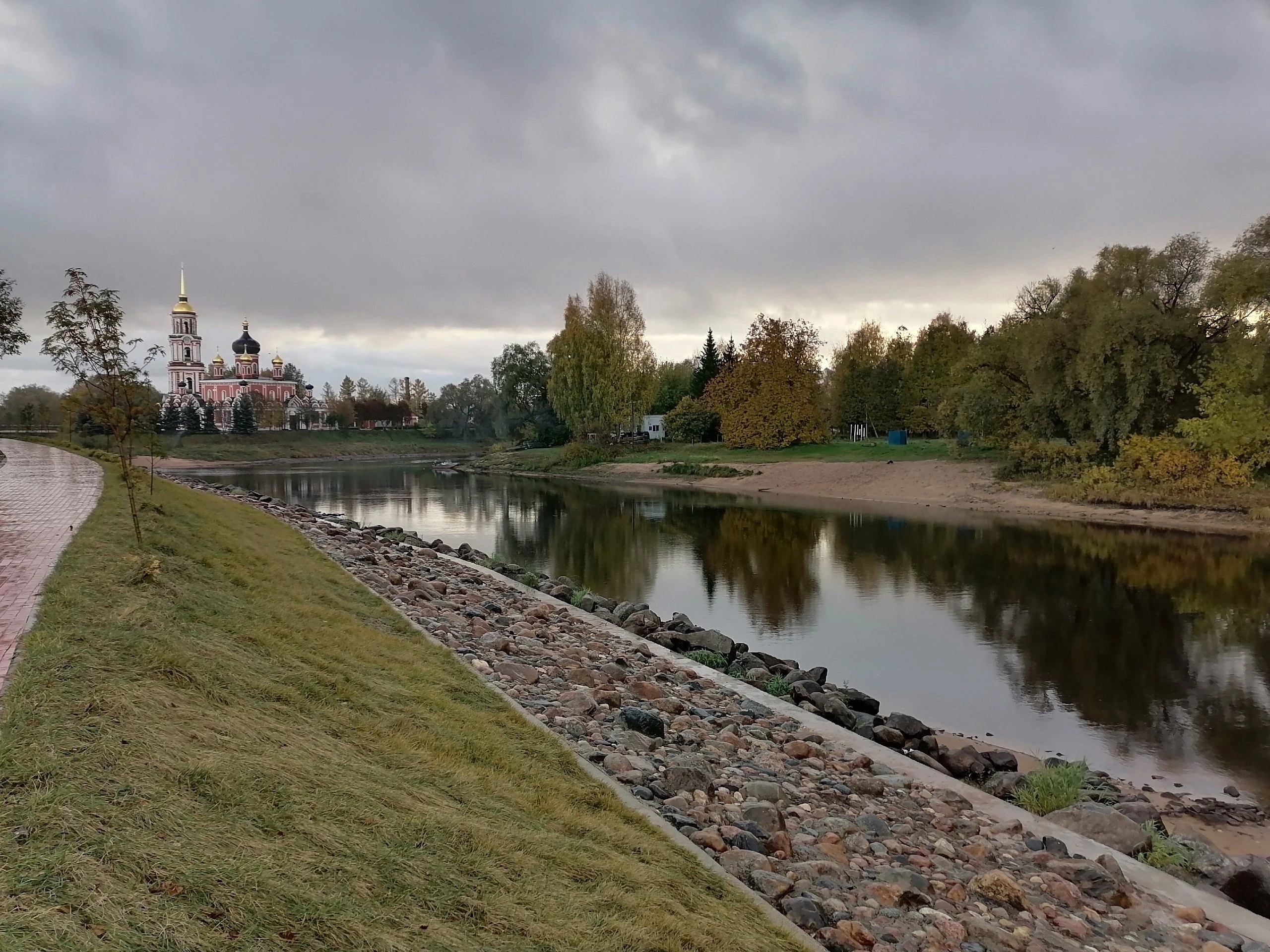 Осенние пейзажи прекрасны в любую погоду.