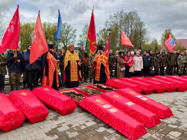 Вчера на воинском захоронении в Старой Руссе состоялась торжественная церемония захоронения останков советских воинов.