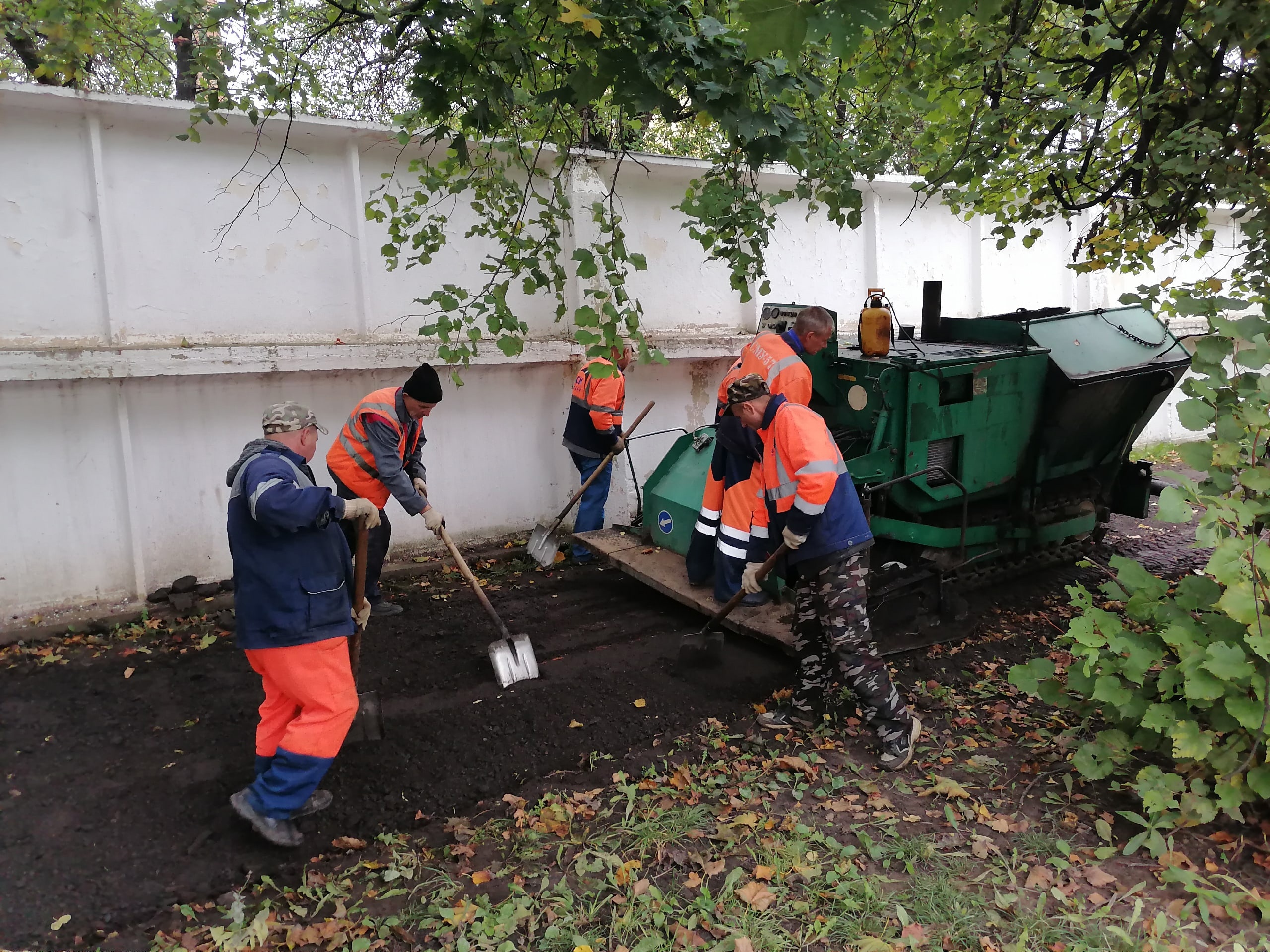 В городе Старая Русса продолжаются работы по благоустройству.