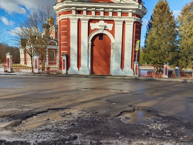 С наступлением весны и таянием снега состояние автомобильных дорог значительно ухудшилось. В настоящее время выполнена временная подсыпка, а 15 мая в рамках контракта начнутся работы по ямочному ремонту дорог общего пользования..