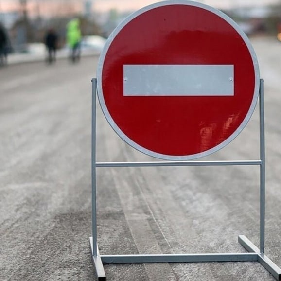 Сегодня 21 апреля с 15.00 до 18.00 часов в связи с выполнением работ фрезерованию дорожного полотна будет ограничено движение на мостовом сооружении по улице Восстания.