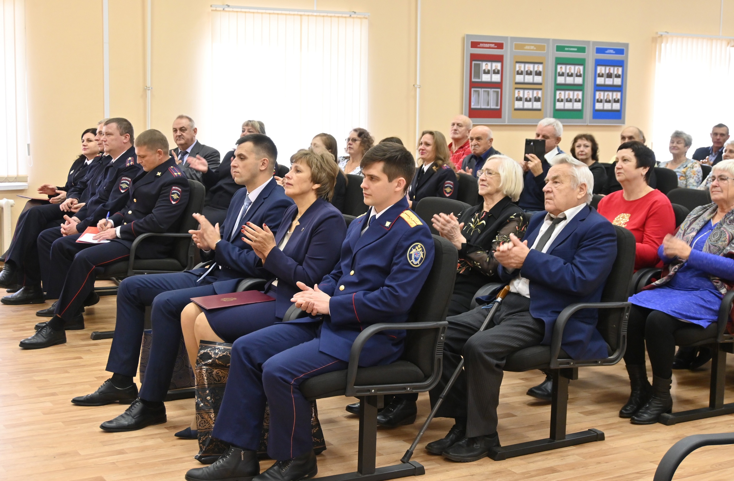 Сегодня поздравляем с профессиональным праздником сотрудников и ветеранов органов внутренних дел Российской Федерации!.