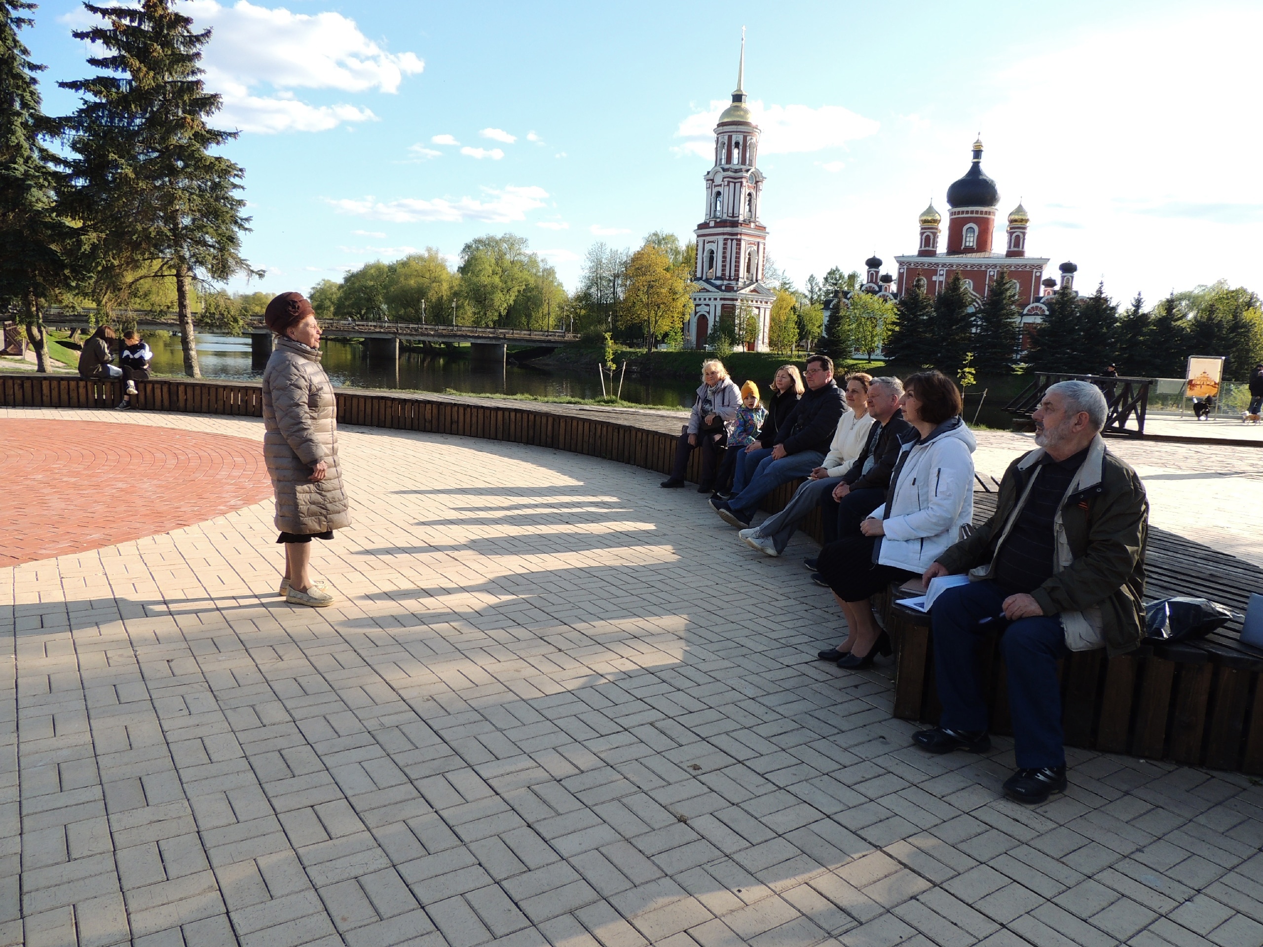 Сегодня, накануне Дня Победы, на Соборной площади участники литературного объединения &quot;Живой мост&quot; представили слушателям поэтическую программу &quot;День Победы встает...&quot;.