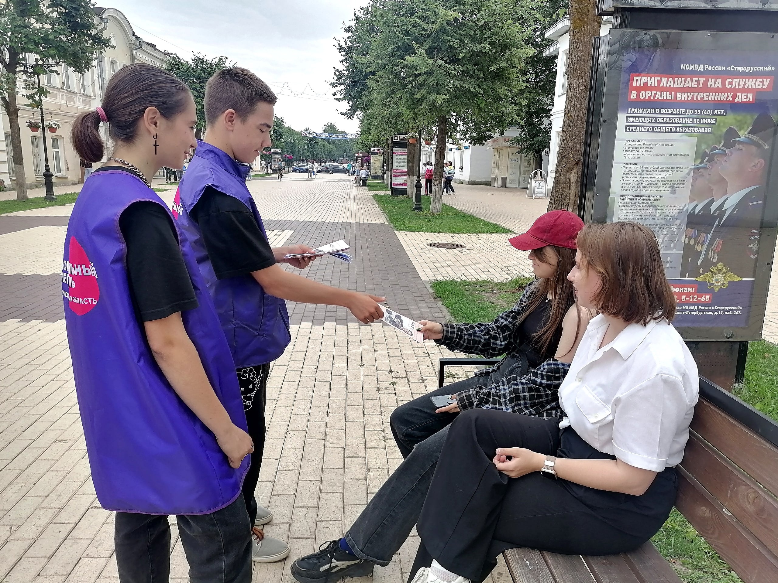 Сегодня на Соборной площади социальный патруль провел Всероссийские Акции «Как вести себя в транспорте», «Влияние алкоголя на организм человека».