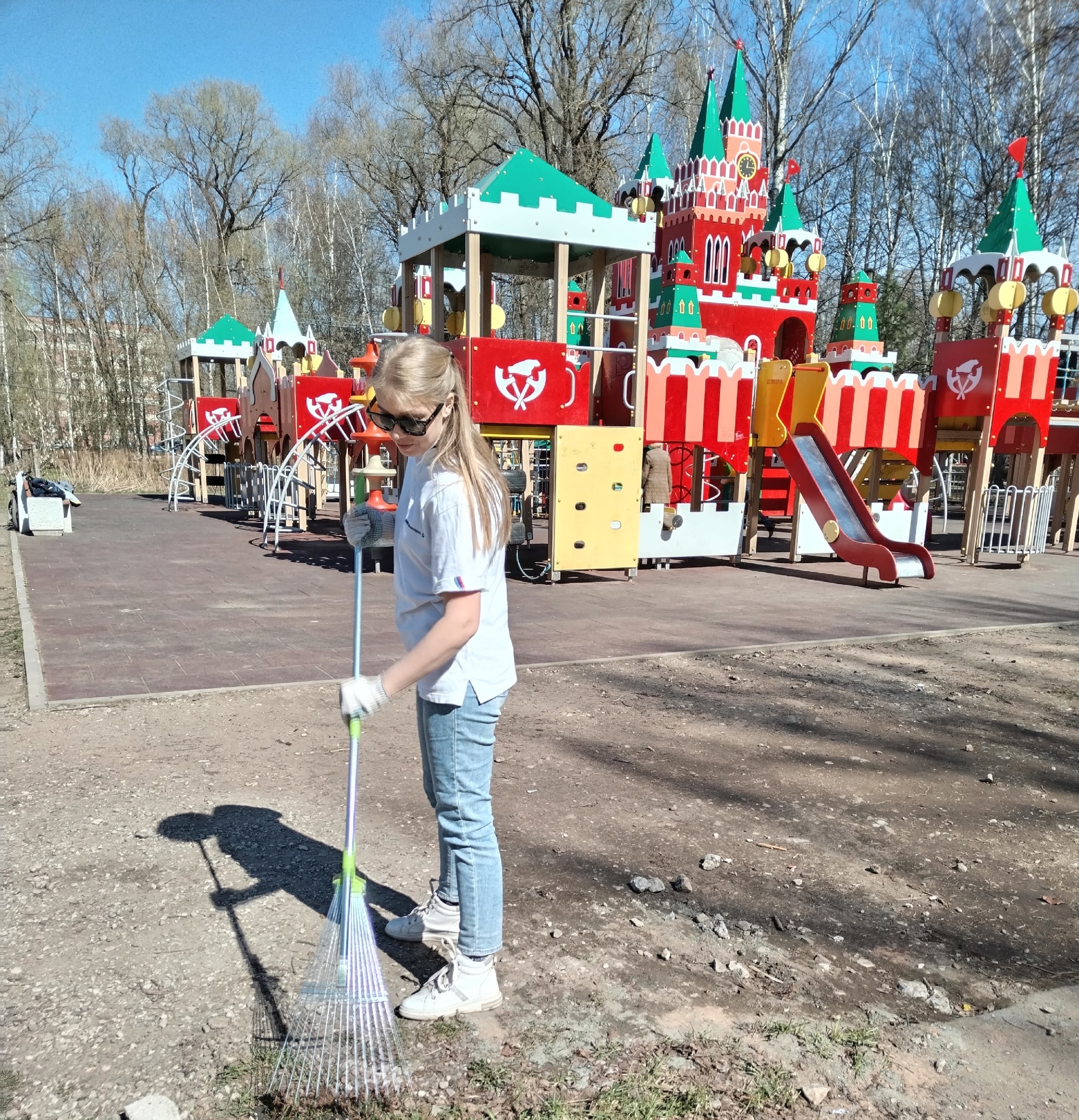 Сегодня старорусцы трудятся на субботниках в разных районах города.