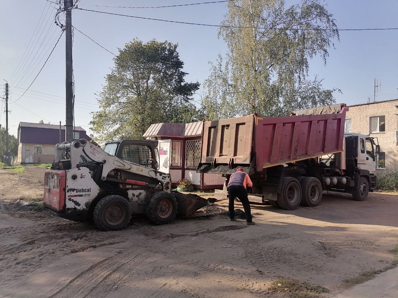 В городе Старая Русса продолжаются работы по ремонту дорог.