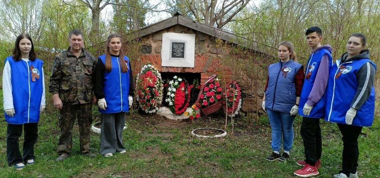 Активисты муниципального штаба ВОД &quot;Волонтеры Победы&quot; г. Старая Русса приняли участие в Международном субботнике ко Дню Победы.