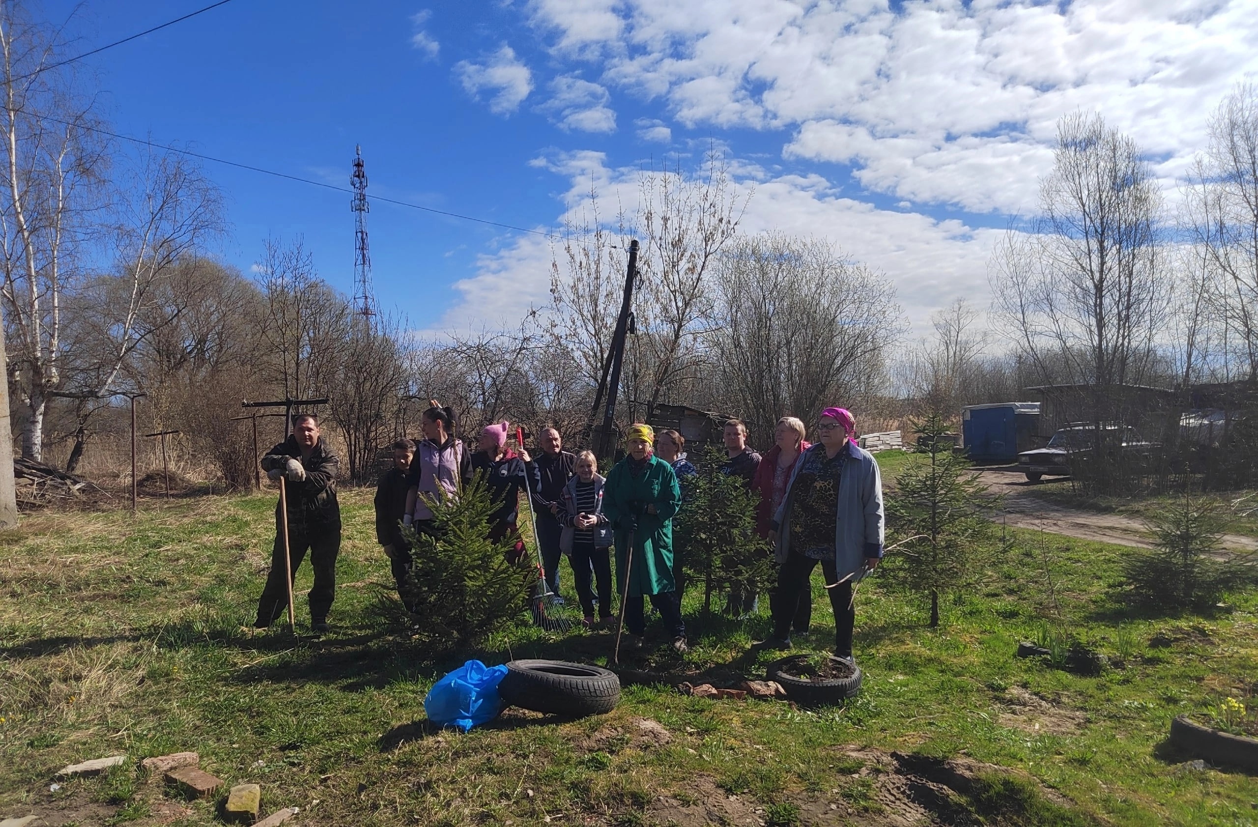 Вчера, в день проведения Всероссийского субботника инициативная группа ТОС &quot;Клубная 24&quot; приняла активное в мероприятии и убрала прилегающую территорию многоквартирного дома.