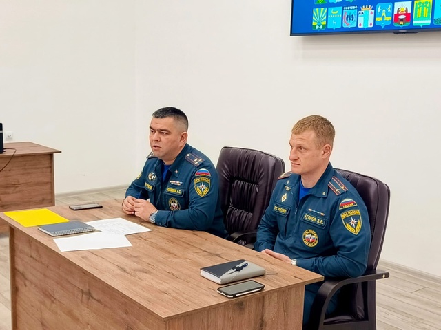 В Администрации муниципального района, под руководством сотрудников Центра управления в кризисных ситуациях Главного управления МЧС России по Новгородской области, прошел выездной сбор с начальниками единых дежурно-диспетчерских служб (ЕДДС).