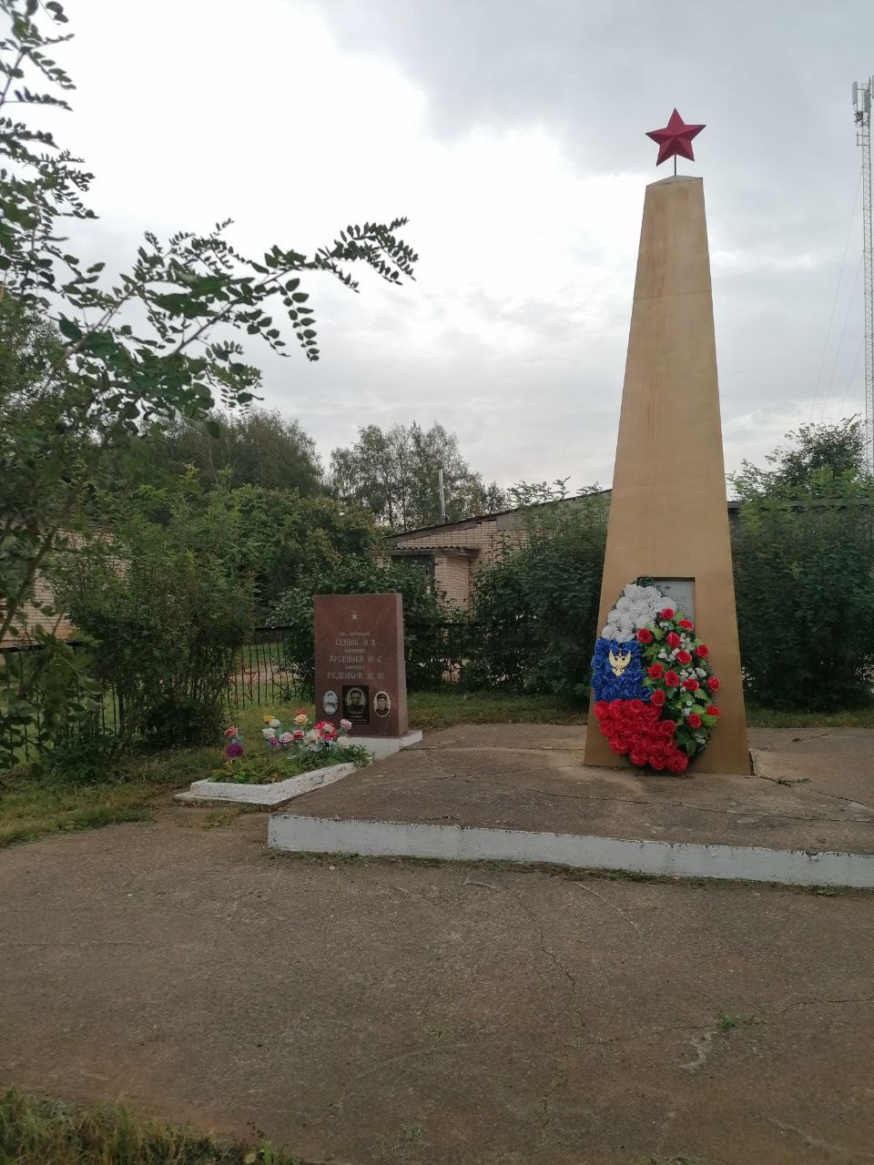 Братская могила советских воинов.