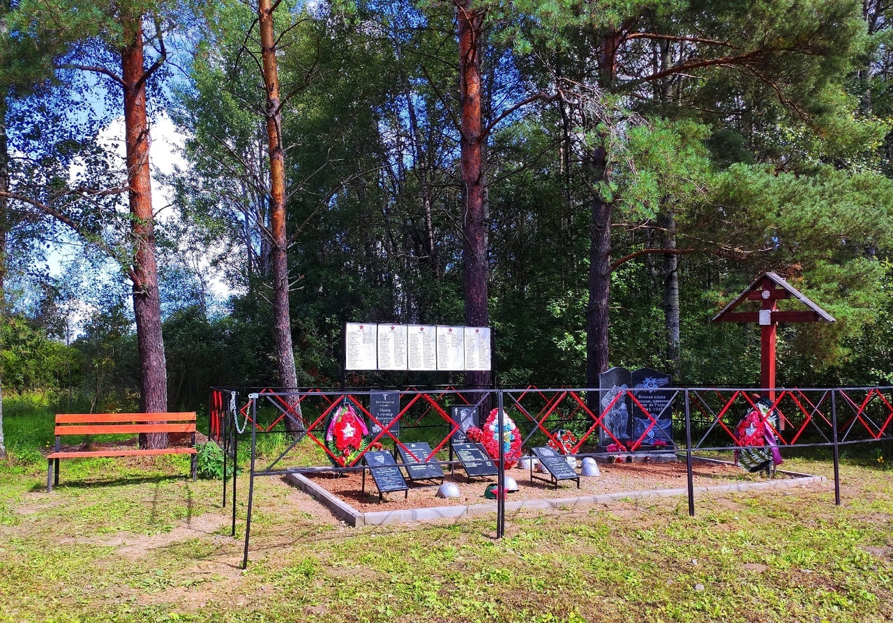 Братская могила советских воинов.