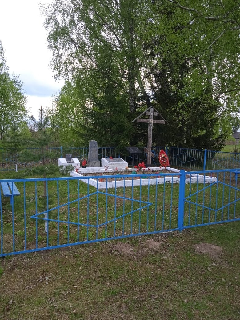 Братская могила советских воинов.