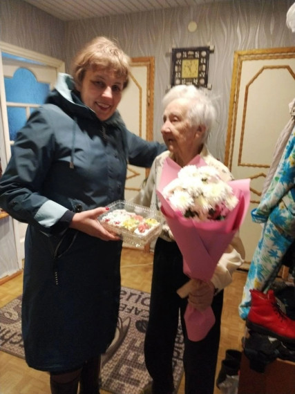 Людмила Бобрукевич, заместитель Главы администрации поздравила рушанку с 97-летием. Людмила Бобрукевич, заместитель Главы администрации поздравила рушанку с 97-летием.