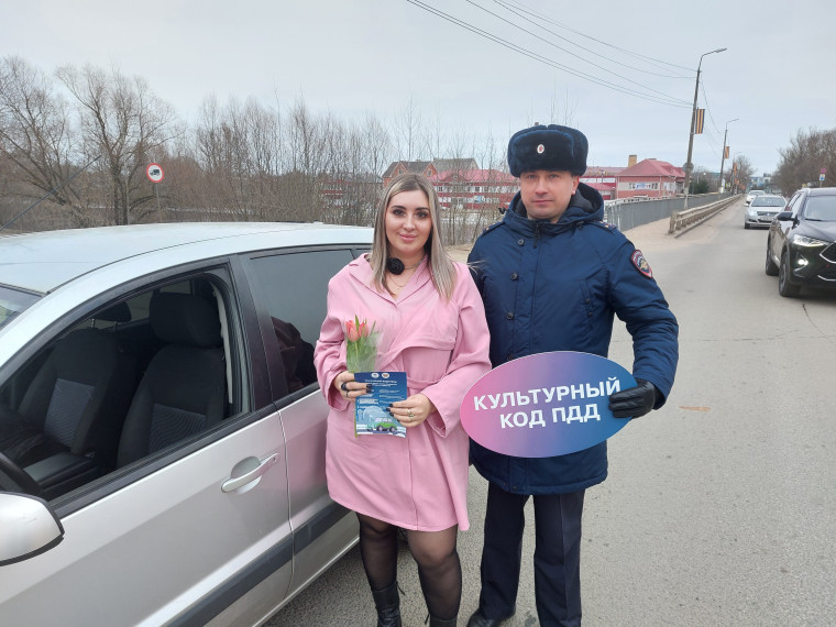 Традиционно в преддверии 8 Марта сотрудники отдела ГИБДД МОМВД России «Старорусский» совместно со Старорусской автошколой ДОСААФ России и МАУДО «ЦДТ» провели акцию «Цветы для АвтоЛеди».. Традиционно в преддверии 8 Марта сотрудники отдела ГИБДД МОМВД России «Старорусский» совместно со Старорусской автошколой ДОСААФ России и МАУДО «ЦДТ» провели акцию «Цветы для АвтоЛеди»..